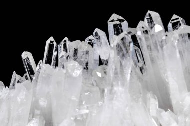 Makro Mineral taş yapay elmas kristalleri siyah arka plan üzerinde içinde yakın çekim