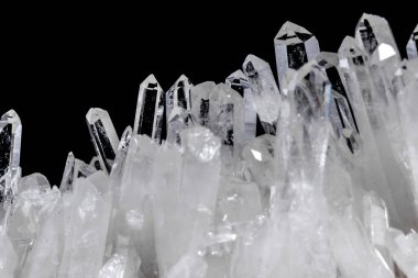 Makro Mineral taş yapay elmas kristalleri siyah arka plan üzerinde içinde yakın çekim