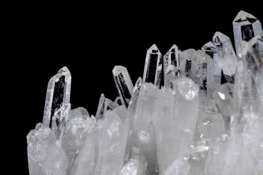 Makro Mineral taş yapay elmas kristalleri siyah arka plan üzerinde içinde yakın çekim