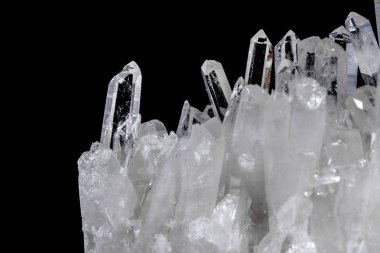 Makro Mineral taş yapay elmas kristalleri siyah arka plan üzerinde içinde yakın çekim