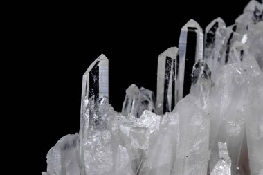 Makro Mineral taş yapay elmas kristalleri siyah arka plan üzerinde içinde yakın çekim