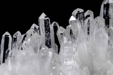Makro Mineral taş yapay elmas kristalleri siyah arka plan üzerinde içinde yakın çekim