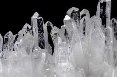 Makro Mineral taş yapay elmas kristalleri siyah arka plan üzerinde içinde yakın çekim