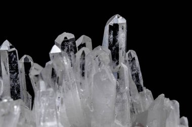 Makro Mineral taş yapay elmas kristalleri siyah arka plan üzerinde içinde yakın çekim