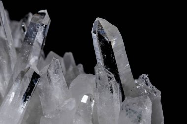 Makro Mineral taş yapay elmas kristalleri siyah arka plan üzerinde içinde yakın çekim