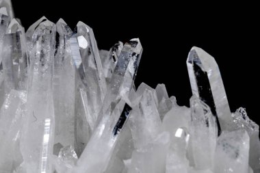 Makro Mineral taş yapay elmas kristalleri siyah arka plan üzerinde içinde yakın çekim