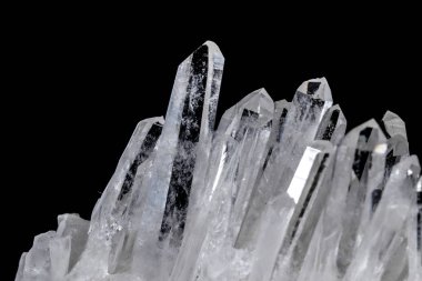 Makro Mineral taş yapay elmas kristalleri siyah arka plan üzerinde içinde yakın çekim