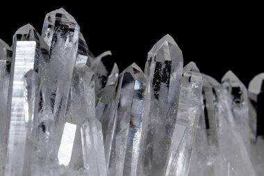 Makro Mineral taş yapay elmas kristalleri siyah arka plan üzerinde içinde yakın çekim