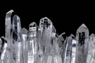 Makro Mineral taş yapay elmas kristalleri siyah arka plan üzerinde içinde yakın çekim