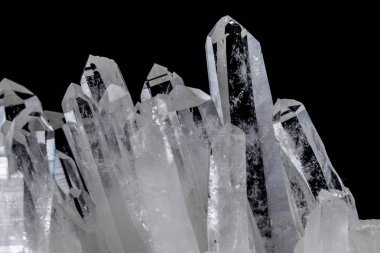 Makro Mineral taş yapay elmas kristalleri siyah arka plan üzerinde içinde yakın çekim