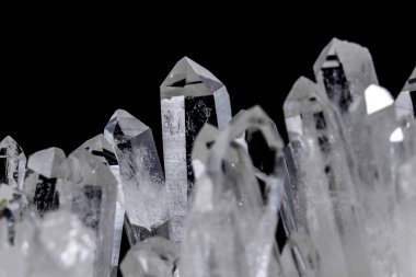 Makro Mineral taş yapay elmas kristalleri siyah arka plan üzerinde içinde yakın çekim