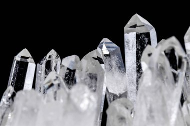 Makro Mineral taş yapay elmas kristalleri siyah arka plan üzerinde içinde yakın çekim