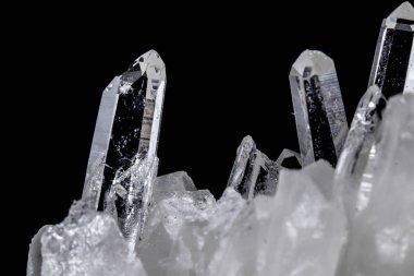 Makro Mineral taş yapay elmas kristalleri siyah arka plan üzerinde içinde yakın çekim