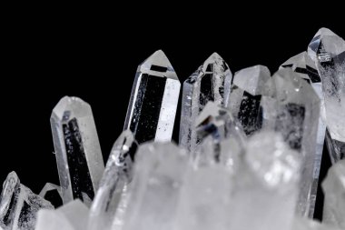 Makro Mineral taş yapay elmas kristalleri siyah arka plan üzerinde içinde yakın çekim