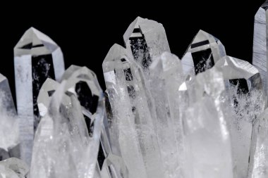 Makro Mineral taş yapay elmas kristalleri siyah arka plan üzerinde içinde yakın çekim