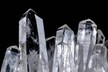 Makro Mineral taş yapay elmas kristalleri siyah arka plan üzerinde içinde yakın çekim