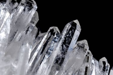 Makro Mineral taş yapay elmas kristalleri siyah arka plan üzerinde içinde yakın çekim