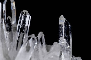 Makro Mineral taş yapay elmas kristalleri siyah arka plan üzerinde içinde yakın çekim