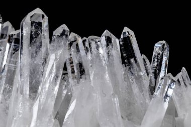 Makro Mineral taş yapay elmas kristalleri siyah arka plan üzerinde içinde yakın çekim
