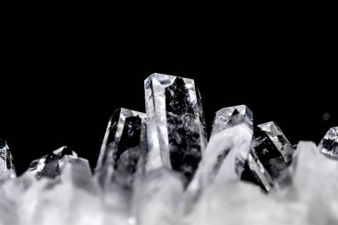 Makro Mineral taş yapay elmas kristalleri siyah arka plan üzerinde içinde yakın çekim