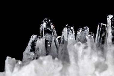 Makro Mineral taş yapay elmas kristalleri siyah arka plan üzerinde içinde yakın çekim