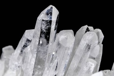 Makro Mineral taş yapay elmas kristalleri siyah arka plan üzerinde içinde yakın çekim
