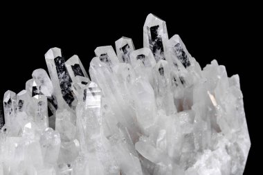 Makro Mineral taş yapay elmas kristalleri siyah arka plan üzerinde içinde yakın çekim