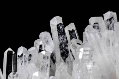 Makro Mineral taş yapay elmas kristalleri siyah arka plan üzerinde içinde yakın çekim