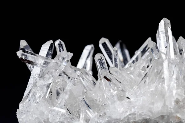 Makro Mineral taş yapay elmas kristalleri siyah arka plan üzerinde içinde yakın çekim