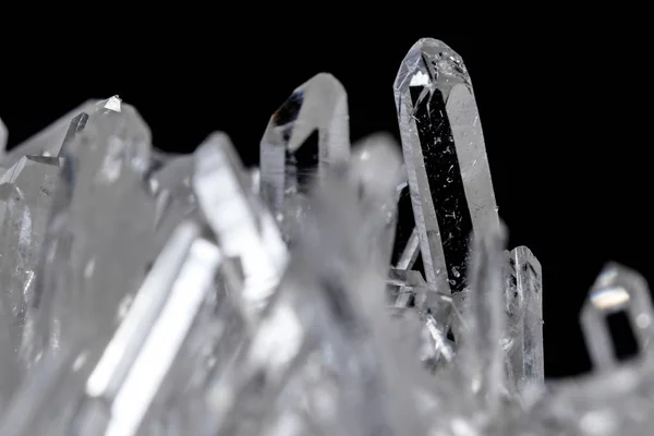 Makro Mineralstein Strass Kristallen Auf Schwarzem Hintergrund Nahaufnahme — Stockfoto