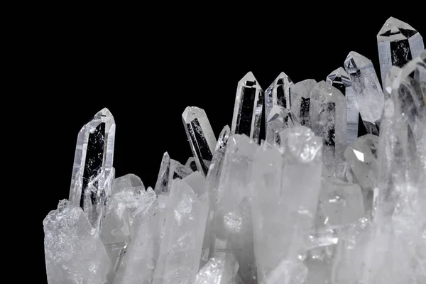 Makro Mineralstein Strass Kristallen Auf Schwarzem Hintergrund Nahaufnahme — Stockfoto