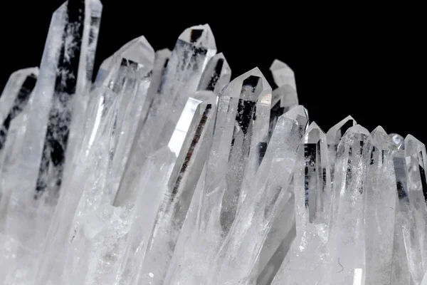 Makro Mineralstein Strass Kristallen Auf Schwarzem Hintergrund Nahaufnahme — Stockfoto