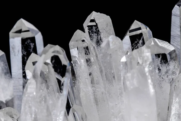 Makro Mineral taş yapay elmas kristalleri siyah arka plan üzerinde içinde yakın çekim