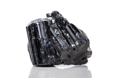 makro mineral taş sherle, schorl, beyaz arka plan yakın çekim üzerinde Siyah Turmalin