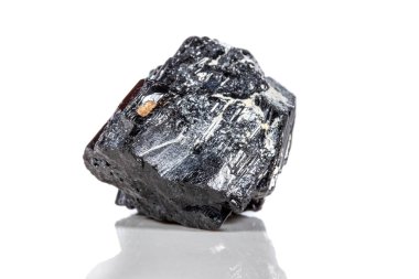 makro mineral taş sherle, schorl, beyaz arka plan yakın çekim üzerinde Siyah Turmalin