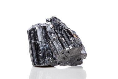 makro mineral taş sherle, schorl, beyaz arka plan yakın çekim üzerinde Siyah Turmalin