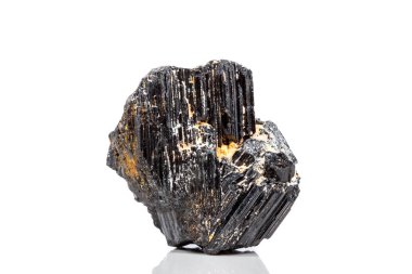 makro mineral taş sherle, schorl, beyaz arka plan yakın çekim üzerinde Siyah Turmalin