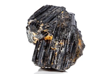 makro mineral taş sherle, schorl, beyaz arka plan yakın çekim üzerinde Siyah Turmalin