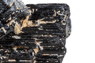 makro mineral taş sherle, schorl, beyaz arka plan yakın çekim üzerinde Siyah Turmalin