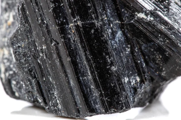 Macro Mineral Stone Sherle Schorl Turmalina Negra Sobre Fondo Blanco — Foto de Stock