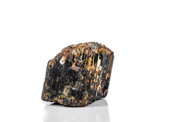 Makro Mineralstein Sherle Schorl Schwarzer Turmalin Auf Weißem Hintergrund Nahaufnahme — Stockfoto