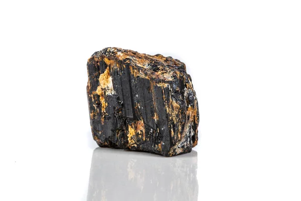 宏观矿物石 Sherle Schorl 黑色电气石在白色背景特写 — 图库照片