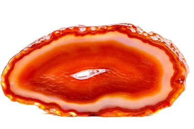 Beyaz arka plan üzerinde kristalleri içinde makro mineral turuncu akik yakın çekim