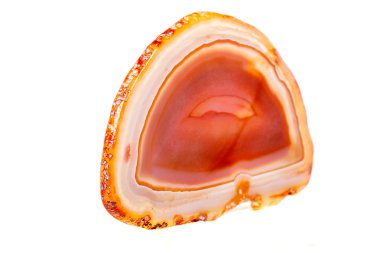 Beyaz arka plan üzerinde kristalleri içinde makro mineral turuncu akik yakın çekim