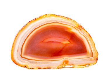 Beyaz arka plan üzerinde kristalleri içinde makro mineral turuncu akik yakın çekim