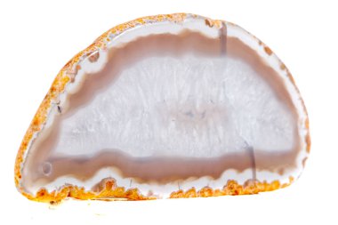 Beyaz arka plan üzerinde kristalleri içinde makro mineral turuncu akik yakın çekim