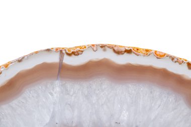 Beyaz arka plan üzerinde kristalleri içinde makro mineral turuncu akik yakın çekim