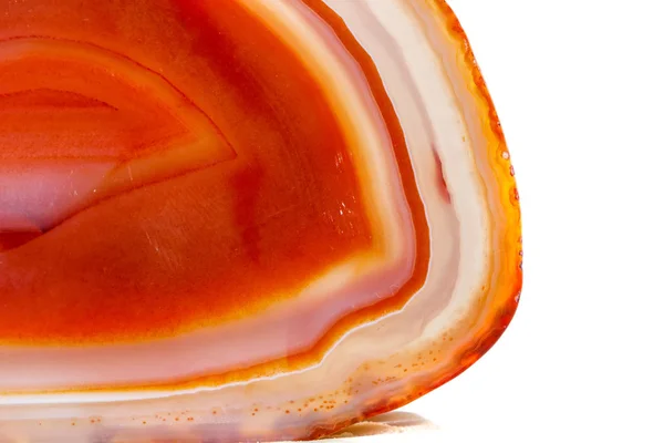 白い背景の上の結晶のマクロ ミネラル オレンジ瑪瑙をクローズ アップ — ストック写真
