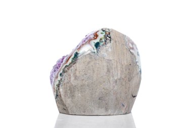 Ametist Crystal Druse makro mineral beyaz arka plan üzerinde Kapat