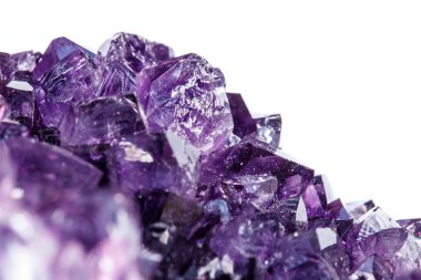 Ametist Crystal Druse makro mineral beyaz arka plan üzerinde Kapat